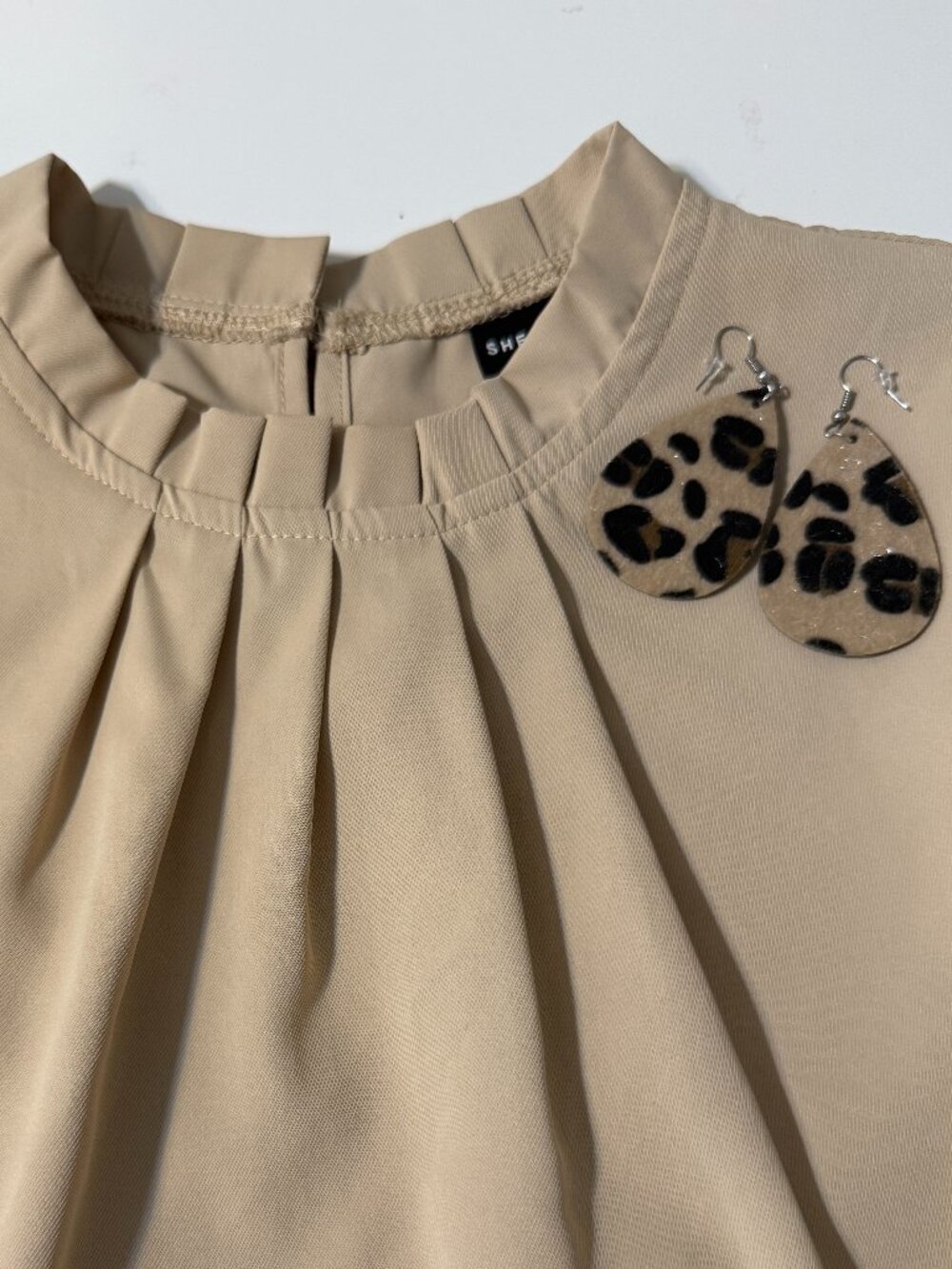 Shein Neutral Sleeveless Pleated Blouse in XL & Set of Leopard Earrings